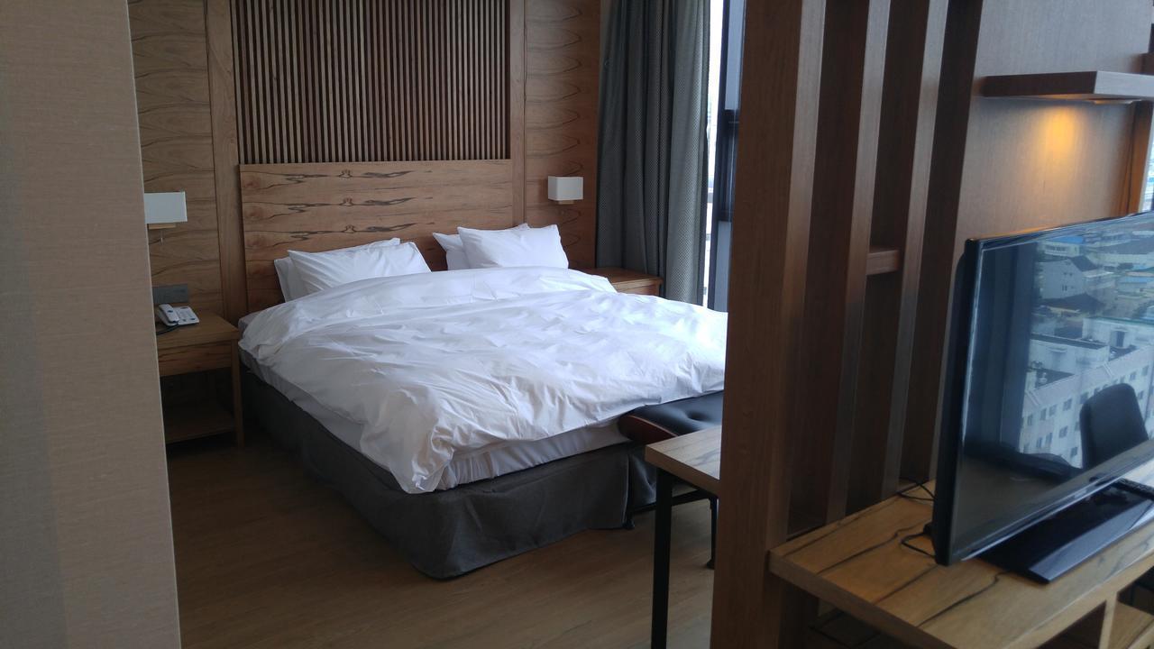 J Square Hotel And Wedding Jinju Εξωτερικό φωτογραφία