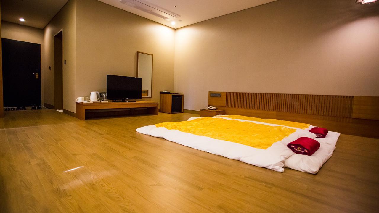 J Square Hotel And Wedding Jinju Εξωτερικό φωτογραφία