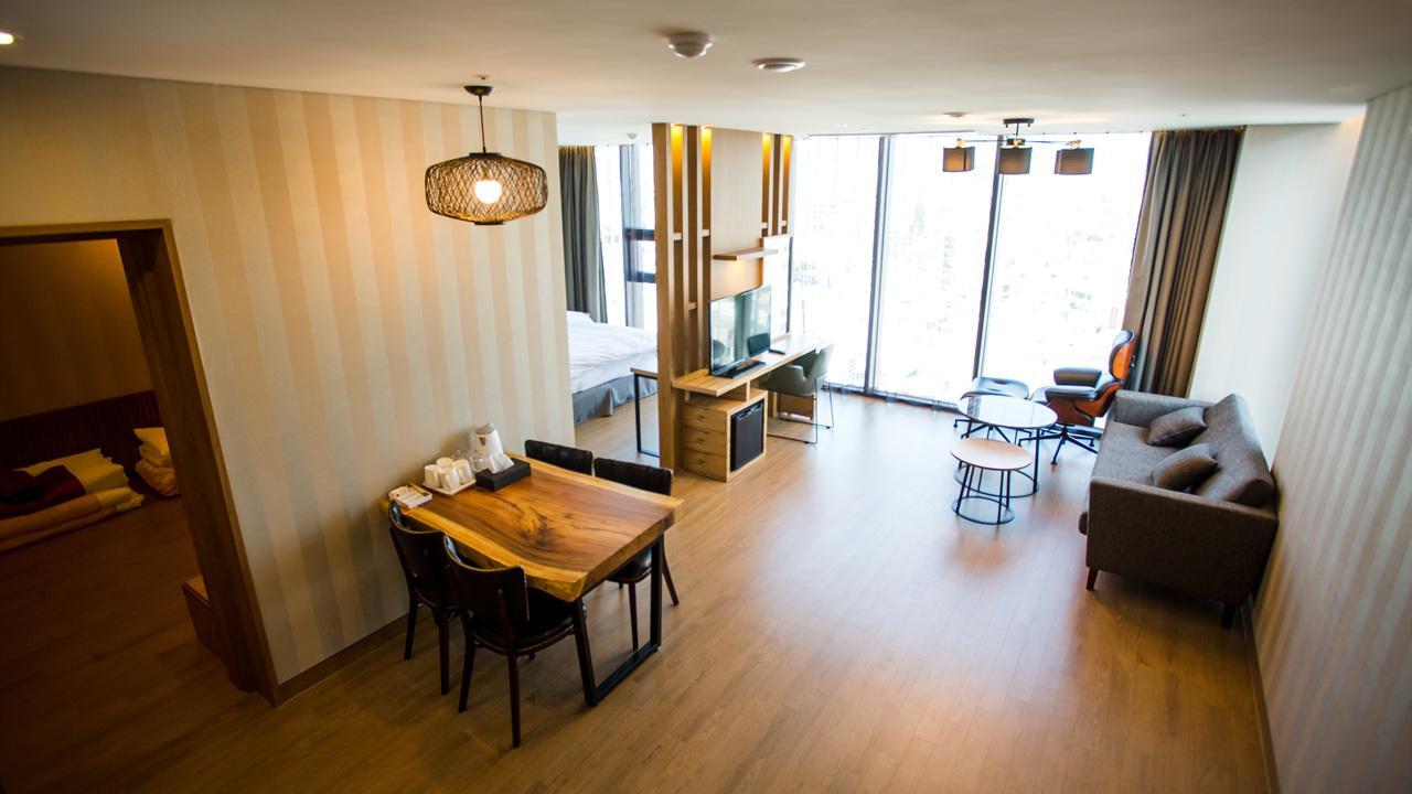 J Square Hotel And Wedding Jinju Εξωτερικό φωτογραφία