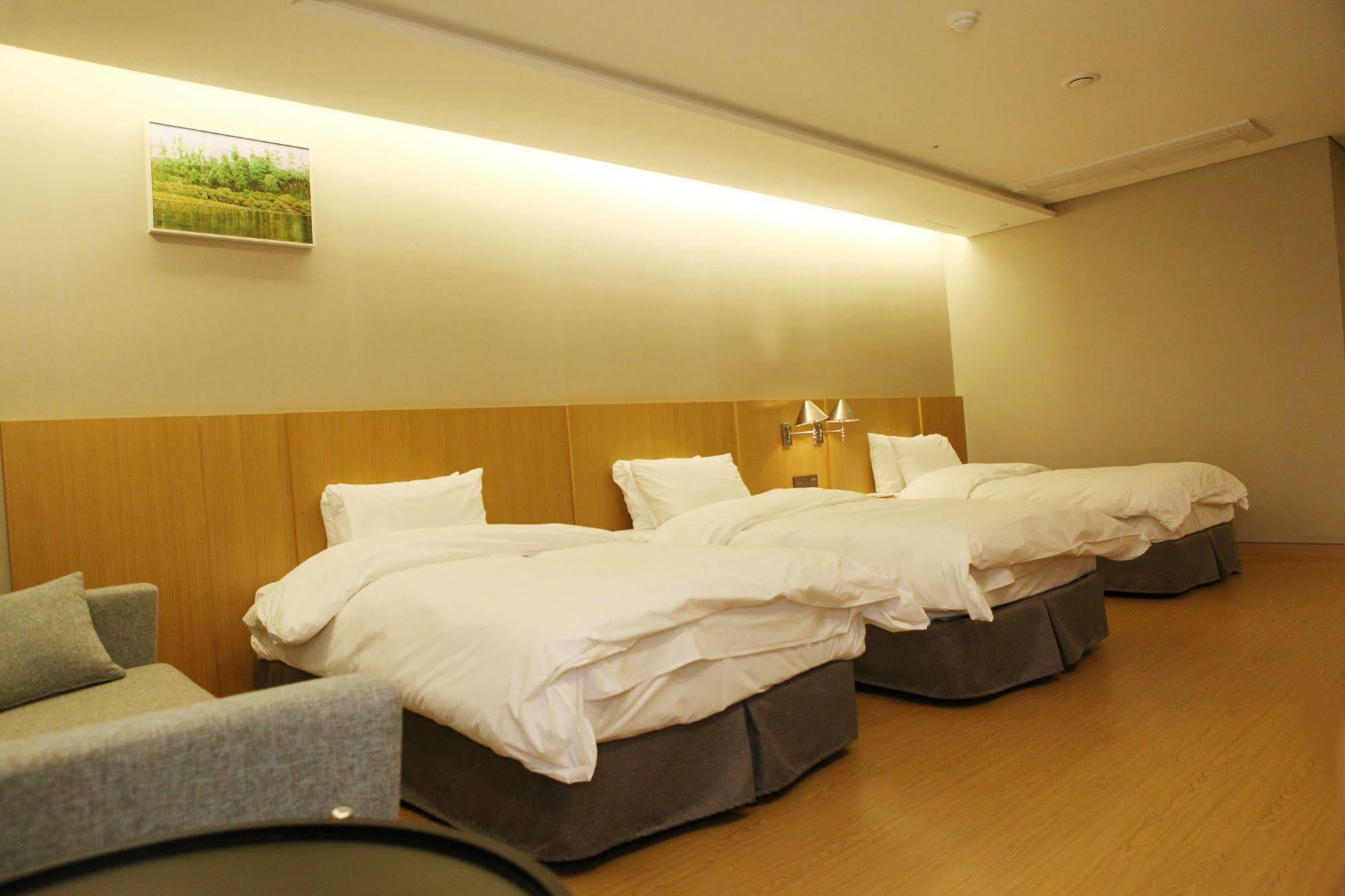 J Square Hotel And Wedding Jinju Εξωτερικό φωτογραφία